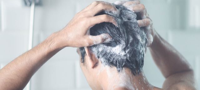 mycie wlosow u fryzjera a szampon z sls