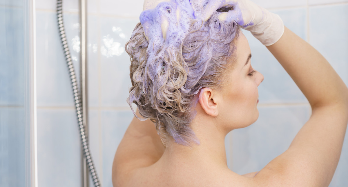 czy szampon z barwnikiem działa też na naturalne włosy