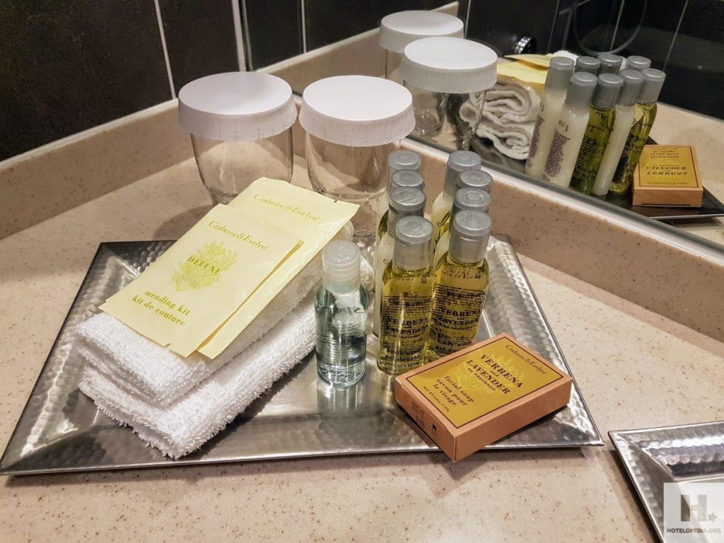 czy mydlo i szampon w hotelu sa darmowe