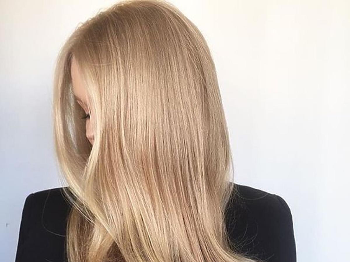 fioletowy szampon na naturalnych blond włosach