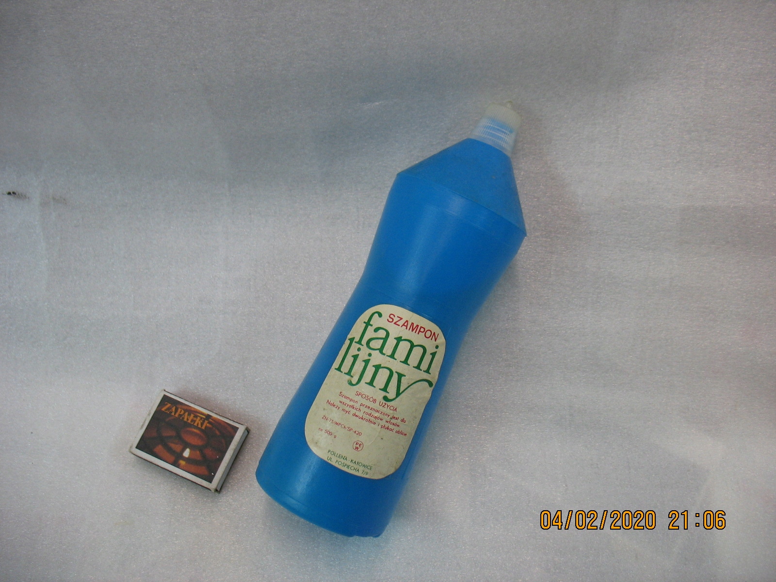 niebieski szampon w szklanej butelce z prl
