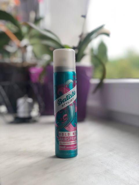 lakier do włosów hold me hairspray firmy batiste stylist