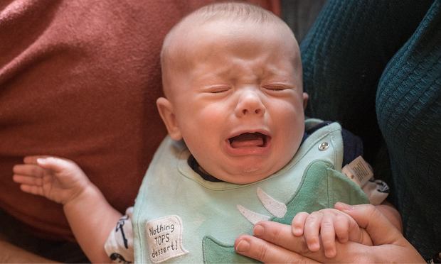 niemowlę płacze przy zmianie pieluchy