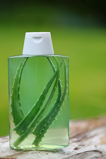 szampon organiczny w butelce ze szkła