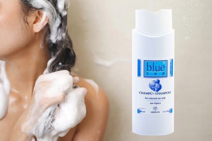 szampon w biało niebieskim opakowaniu na łuszczyce